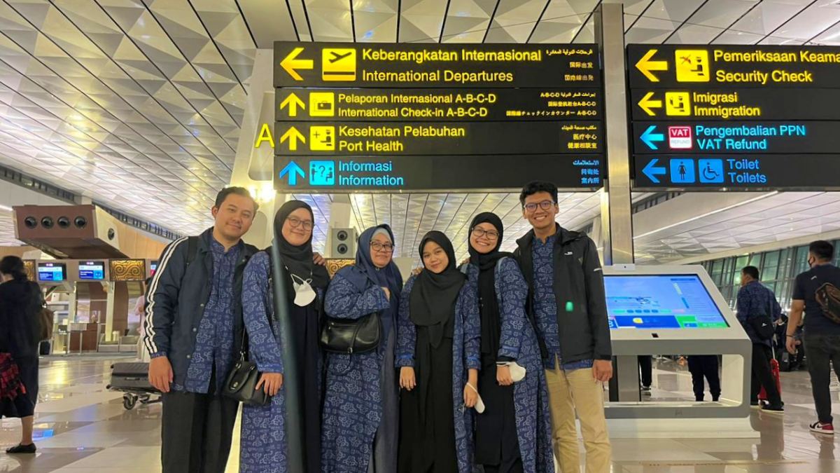 foto keluarga sebelum berangkat umroh di bandara